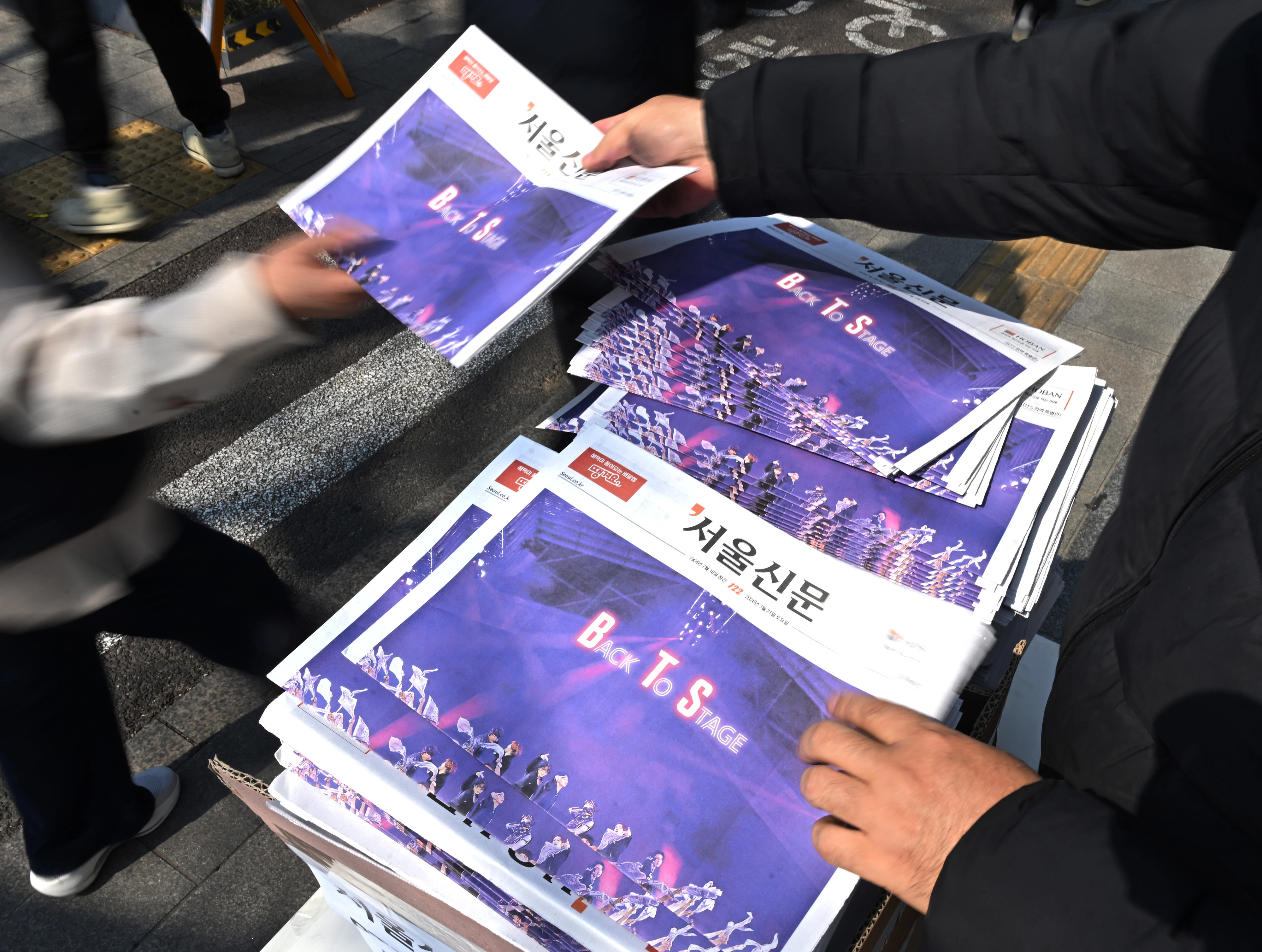 방탄소년단(BTS)의 광화문 컴백공연을 하루 앞 둔 20일 서울시 중구 태평로 서울신문사 앞에서 호외로 제작된 서울신문 BTS 특별판을 외국인들과 시민들이 받아가고 있다. 이번 서울신문 특별판은 20일과 공연 당일인 21일에  배포될 예정이다.2026. 3. 20 홍윤기 기자