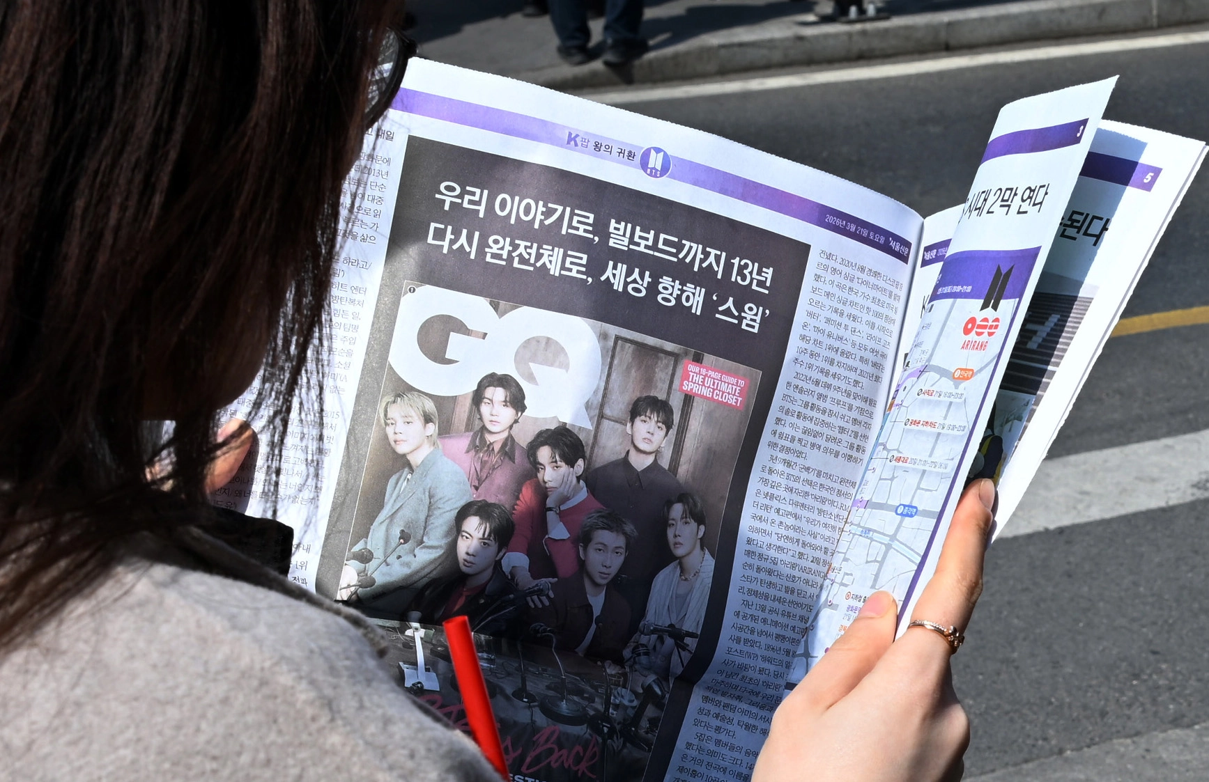 방탄소년단(BTS)의 광화문 컴백공연을 하루 앞 둔 20일 서울시 중구 태평로 서울신문사 앞에서 호외로 제작된 서울신문 BTS 특별판을 외국인들과 시민들이 받아가고 있다. 이번 서울신문 특별판은 20일과 공연 당일인 21일에  배포될 예정이다.2026. 3. 20 홍윤기 기자