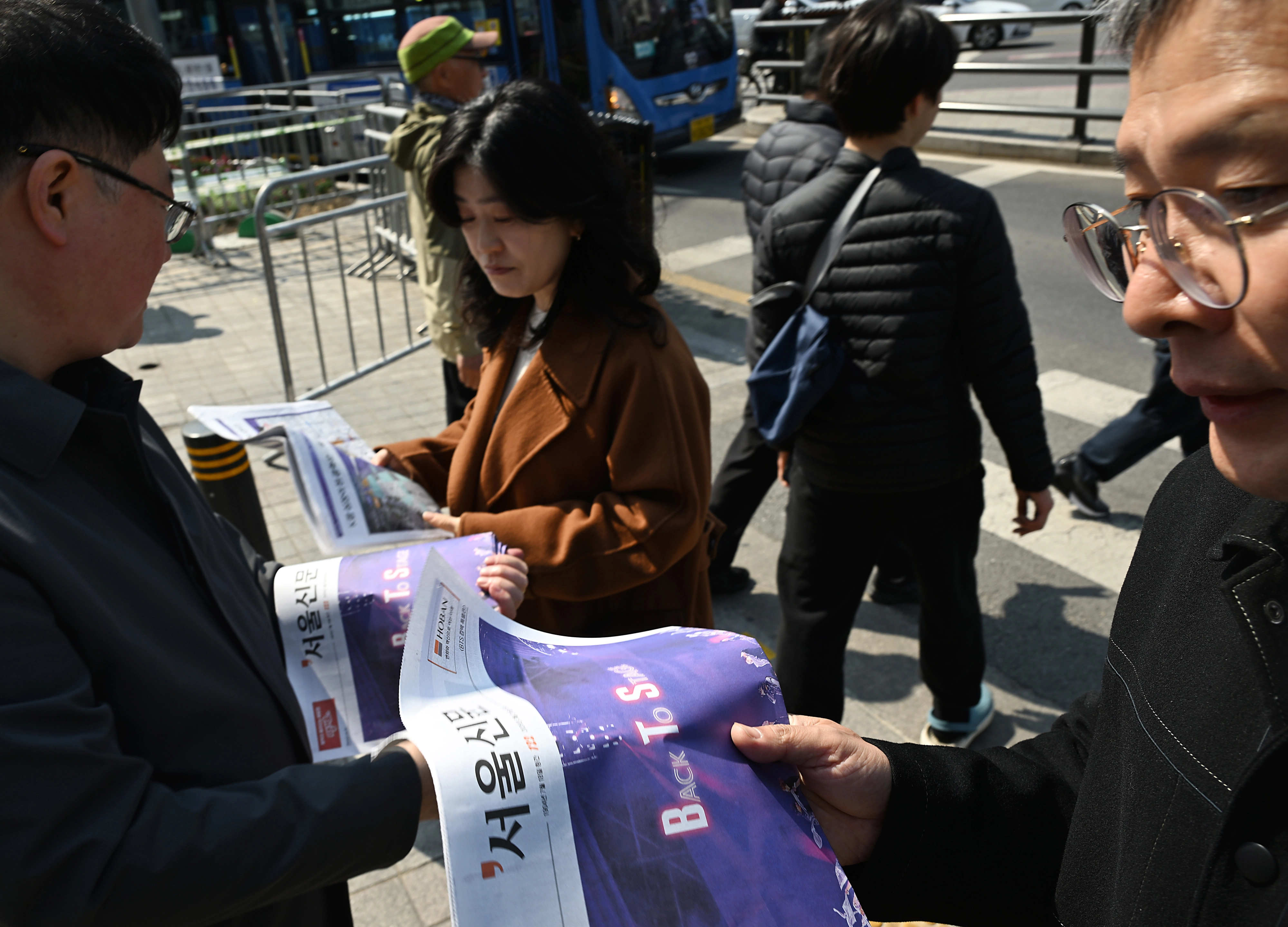 방탄소년단(BTS)의 광화문 컴백공연을 하루 앞 둔 20일 서울시 중구 태평로 서울신문사 앞에서 호외로 제작된 서울신문 BTS 특별판을 외국인들과 시민들이 받아가고 있다. 이번 서울신문 특별판은 20일과 공연 당일인 21일에  배포될 예정이다.2026. 3. 20 홍윤기 기자