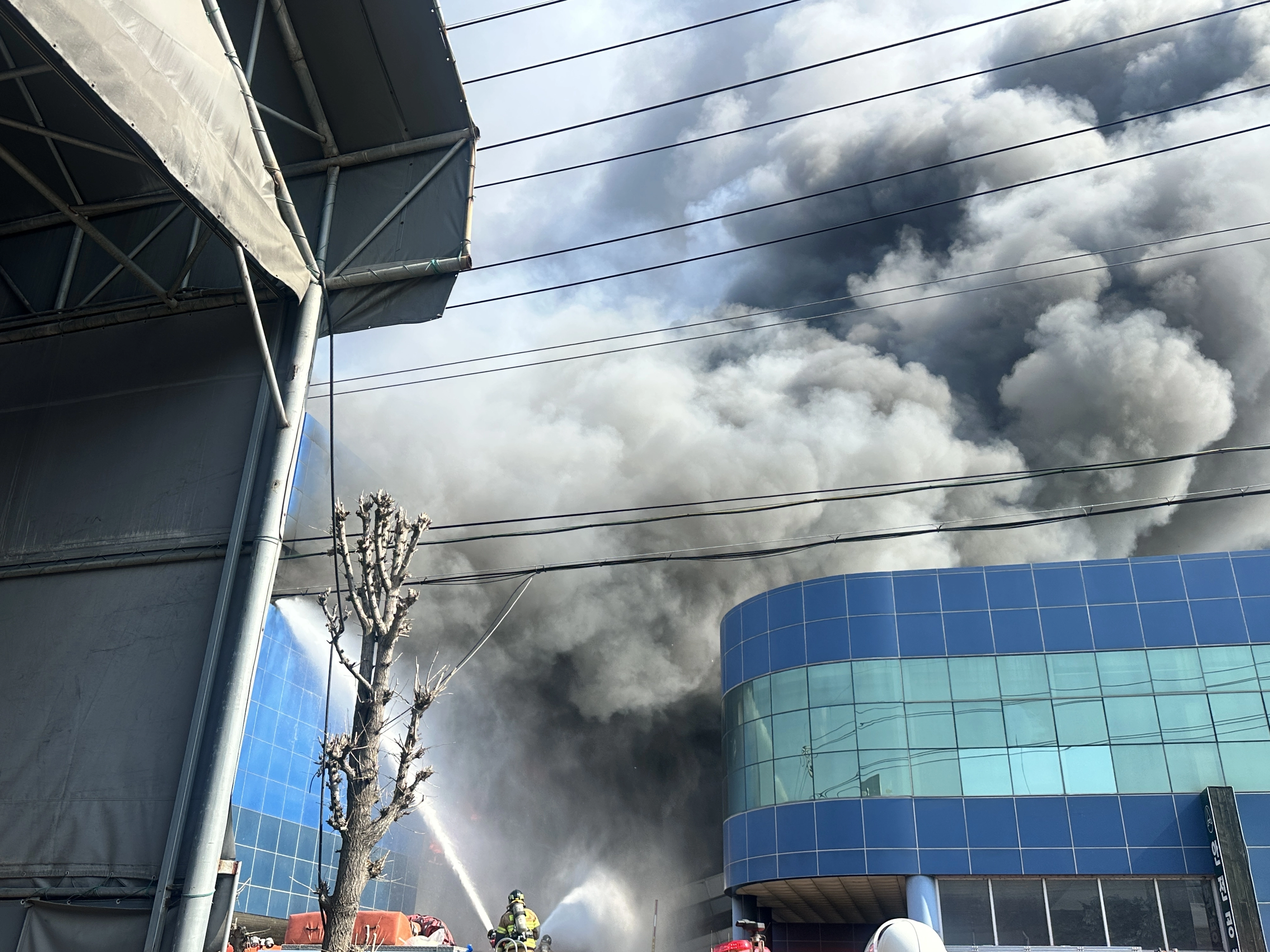 대전 문평동 자동차부품공장 화재  20일 오후 1시 17분쯤 대전시 대덕구 문평동의 자동차부품공장에서 화재가 발생해 소방당국이 진화하고 있다. 대전 뉴시스