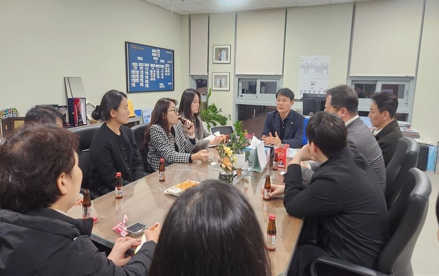 하남시의회 정병용 부의장이 지난 19일 하남시 피클볼 활성화와 시민 건강 증진을 위한 간담회를 갖고 논의하고 있다. 정병용 부의장실 제공