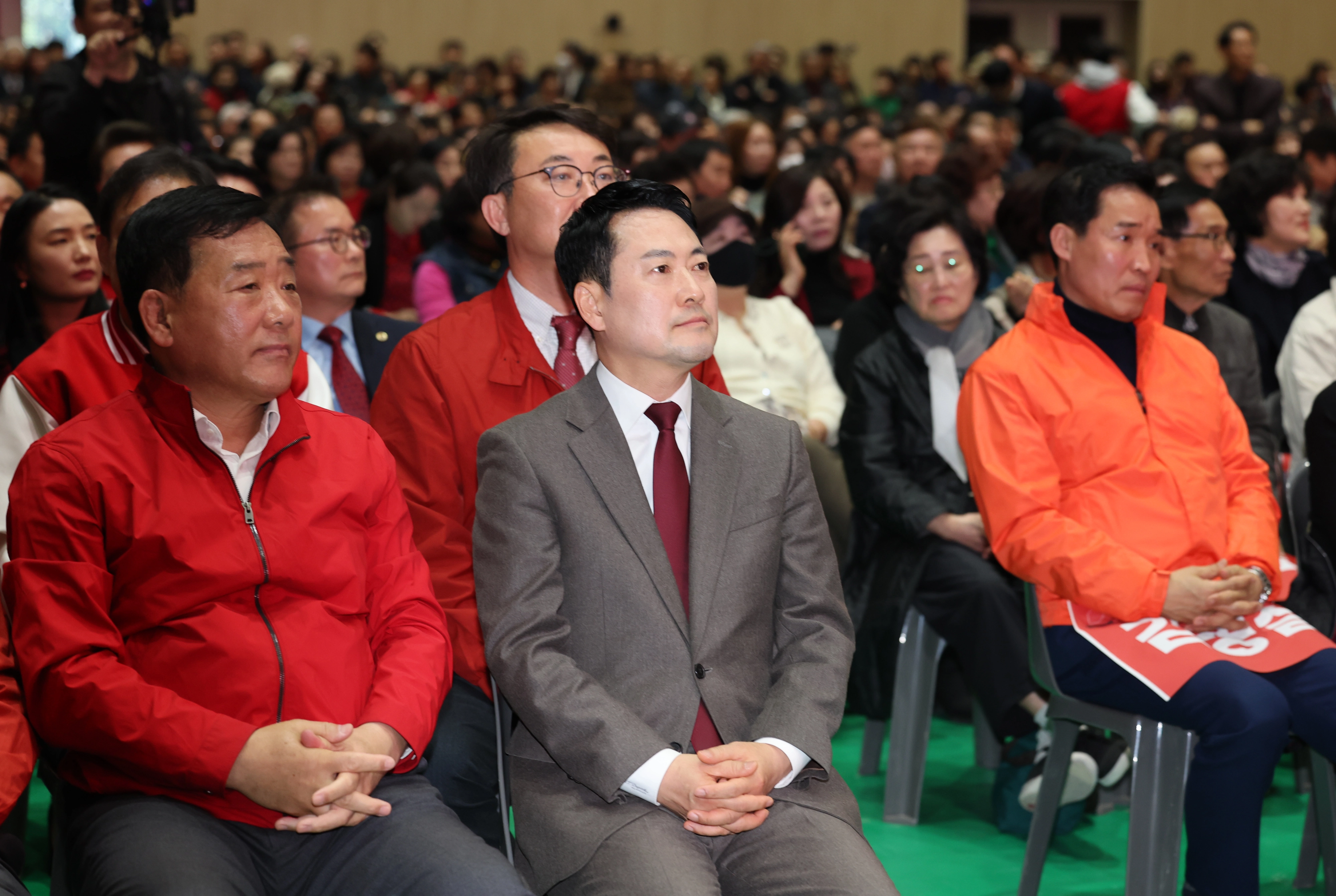 국민의힘 장동혁 대표가 20일 울산시 남구 종하이노베이션센터에서 울산시당 주최로 열린 지방선거 출마예정자 정견 발표회에 참석해 행사를 지켜보고 있다. 울산 연합뉴스