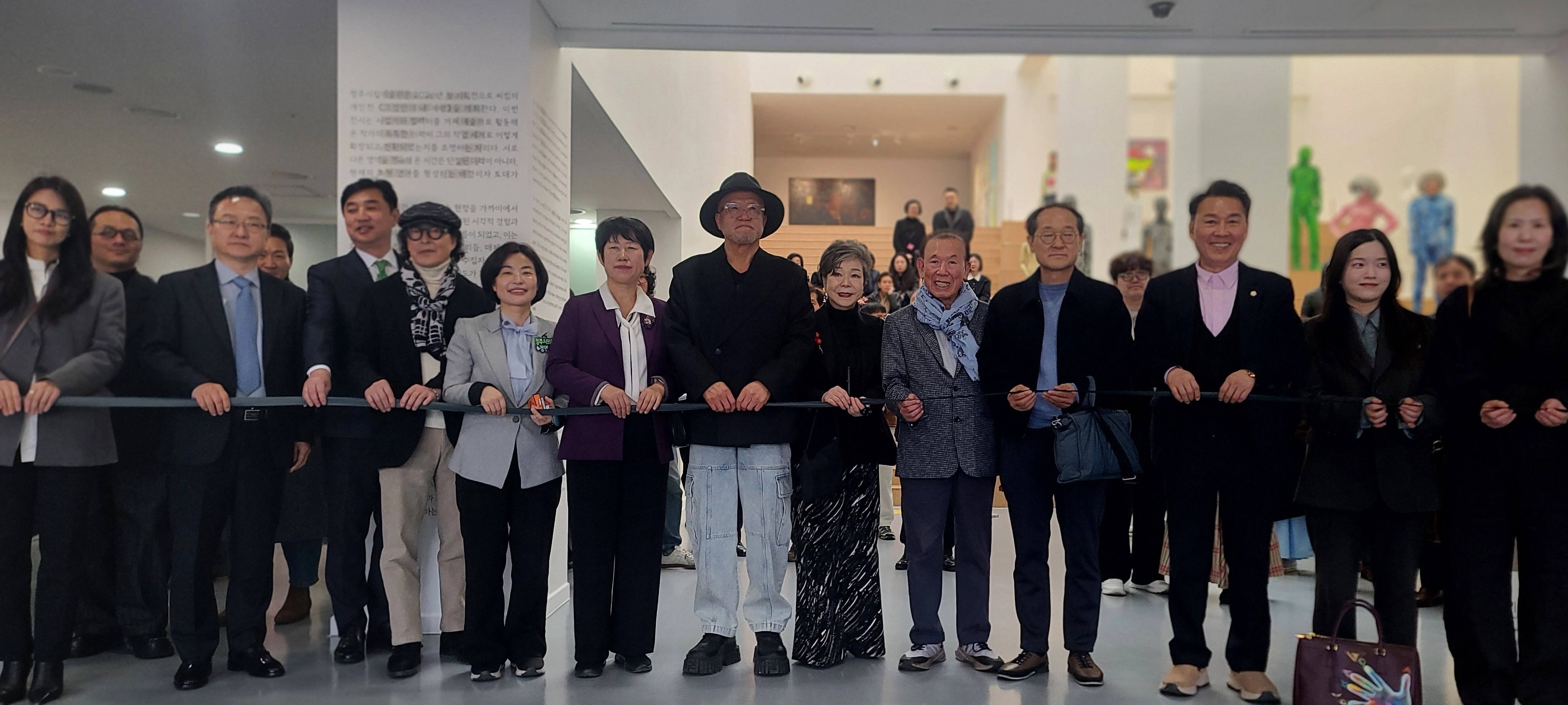 20일 충북 청주시립미술관 전관에서 열린 씨킴 개인전에서 참석자들이 개막 테이프를 자르고 있다. 이종익 기자