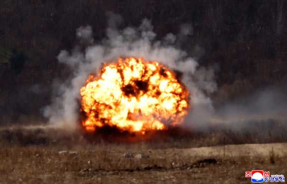 북한 김정은 국무위원장이 지난 19일 ‘조선인민군 수도방어군단 직속 평양 제60훈련기지를 방문하시고 보병,땅크병구분대들의 협동공격전술연습’을 참관했다고 조선중앙통신이 20일 보도했다. 2026.3.20 평양 조선중앙통신=연합뉴스