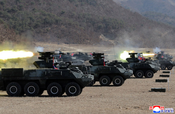 북한 김정은 국무위원장이 지난 19일 ‘조선인민군 수도방어군단 직속 평양 제60훈련기지를 방문하시고 보병,땅크병구분대들의 협동공격전술연습’을 참관했다고 조선중앙통신이 20일 보도했다. 2026.3.20 평양 조선중앙통신=연합뉴스