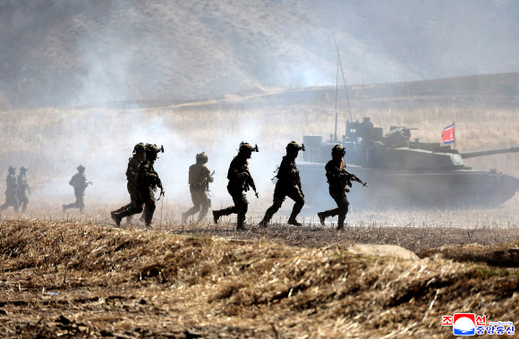 북한 김정은 국무위원장이 지난 19일 ‘조선인민군 수도방어군단 직속 평양 제60훈련기지를 방문하시고 보병,땅크병구분대들의 협동공격전술연습’을 참관했다고 조선중앙통신이 20일 보도했다. 2026.3.20 평양 조선중앙통신=연합뉴스