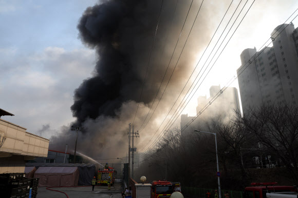 20일 오전 경기도 의정부시 용현동의 한 공장에서 불이 나 소방 당국이 진화 작업을 벌이고 있다. 2026.3.20 연합뉴스