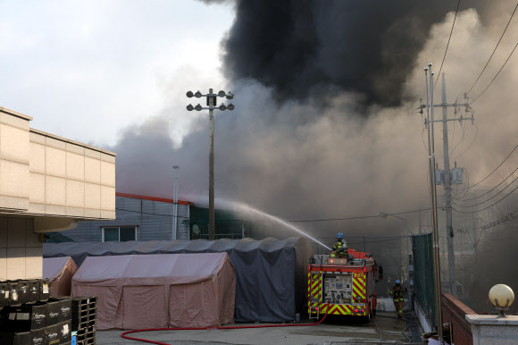 20일 오전 경기도 의정부시 용현동의 한 공장에서 불이 나 소방 당국이 진화 작업을 벌이고 있다. 2026.3.20 연합뉴스