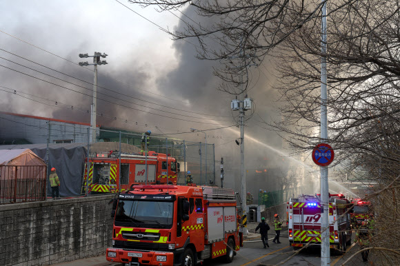 20일 오전 경기도 의정부시 용현동의 한 공장에서 불이 나 소방 당국이 진화 작업을 벌이고 있다. 2026.3.20 연합뉴스