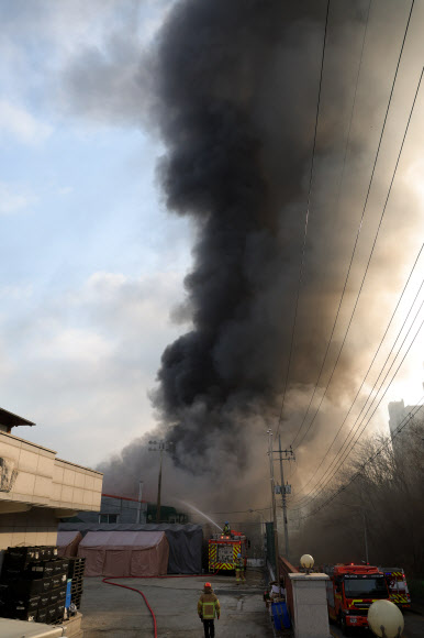 20일 오전 경기도 의정부시 용현동의 한 공장에서 불이 나 소방 당국이 진화 작업을 벌이고 있다. 2026.3.20 연합뉴스