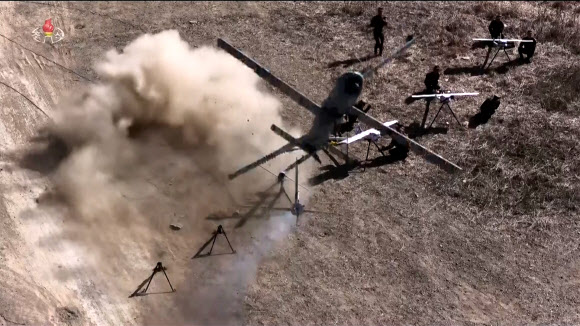 북한 조선중앙TV는 지난 19일 평양 제60훈련기지에서 진행된 보병·탱크(전차) 협동공격전술연습에서 무인공격기들이 목표물을 타격하는 영상을 20일 방영했다. 무인공격기들이 이륙해 목표물을 향해 날아가다 명중·폭발하는 장면이 담겨 있다. 2026.3.20 조선중앙TV 화면 