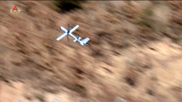 북한 조선중앙TV는 지난 19일 평양 제60훈련기지에서 진행된 보병·탱크(전차) 협동공격전술연습에서 무인공격기들이 목표물을 타격하는 영상을 20일 방영했다. 무인공격기들이 이륙해 목표물을 향해 날아가다 명중·폭발하는 장면이 담겨 있다. 2026.3.20