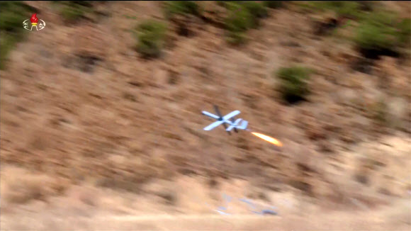 북한 조선중앙TV는 지난 19일 평양 제60훈련기지에서 진행된 보병·탱크(전차) 협동공격전술연습에서 무인공격기들이 목표물을 타격하는 영상을 20일 방영했다. 무인공격기들이 이륙해 목표물을 향해 날아가다 명중·폭발하는 장면이 담겨 있다. 2026.3.20 조선중앙TV 화면 