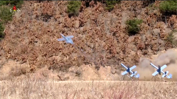 북한 조선중앙TV는 지난 19일 평양 제60훈련기지에서 진행된 보병·탱크(전차) 협동공격전술연습에서 무인공격기들이 목표물을 타격하는 영상을 20일 방영했다. 무인공격기들이 이륙해 목표물을 향해 날아가다 명중·폭발하는 장면이 담겨 있다. 2026.3.20 조선중앙TV 화면