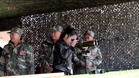 김정은 북한 국무위원장이 지난 19일 인민군 수도방어군단 직속 평양 제60훈련기지를 방문해 보병·탱크(전차) 구분대들의 협동공격전술연습을 참관했다고 조선중앙TV가 20일 보도했다. 2026.3.20 조선중앙TV 화면 