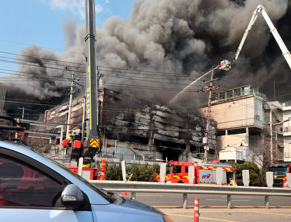 20일 오후 1시 17분께 대전 대덕구 문평동 한 자동차부품 제조 공장에서 불이 났다. 소방 당국은 신고 접수 9분 만에 대응 1단계, 14분 만에 대응 2단계를 발령한 데 이어 다수의 인명피해가 발생할 것을 우려해 오후 1시 53분을 기해 국가소방동원령을 발령했다. 오후 3시 기준 40여명이 다친 것으로 전해졌다. 2026.3.20 독자 제공
