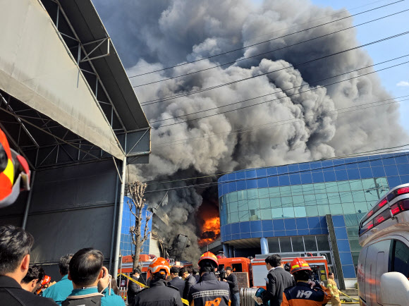 20일 오후 1시 17분께 대전 대덕구 문평동 한 자동차부품 제조 공장에서 불이 났다. 소방 당국은 신고 접수 9분 만에 대응 1단계, 14분 만에 대응 2단계를 발령한 데 이어 다수의 인명피해가 발생할 것을 우려해 오후 1시 53분을 기해 국가소방동원령을 발령했다. 오후 2시 30분 기준 약 50명이 다친 것으로 전해졌다. 2026.3.20 연합뉴스