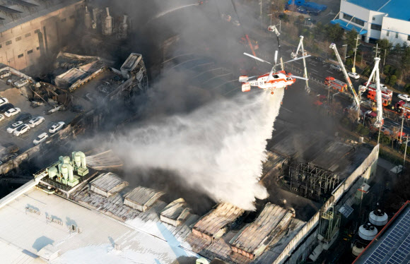 20일 오후 대전 대덕구 문평동 한 자동차부품 제조 공장에서 불이나 소방 당국이 진화에 나서고 있다. 2026.3.20 연합뉴스