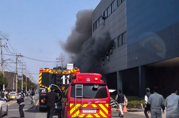 20일 오후 대전 대덕구 문평동 한 자동차부품 제조 공장에서 불이 나 검은 연기가 치솟는 가운데 직원들이 탈출을 위해 필사적으로 뛰어내리고 있다. 2026.3.20  독자 김영수 씨 제공