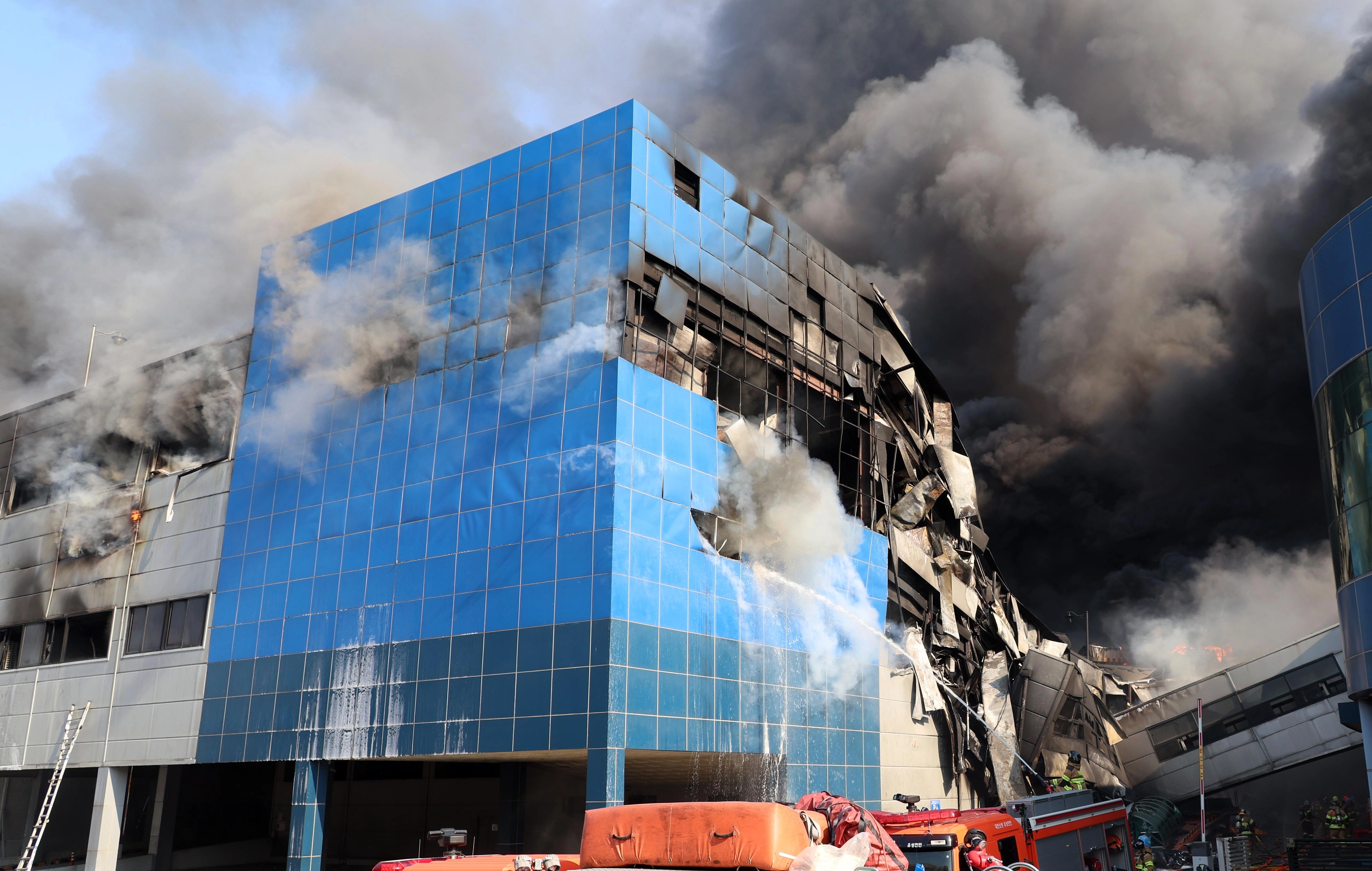 대전 자동차 부품공장 화재 진압하는 소방대원들  20일 오후 1시17분께 대전광역시 대덕구 문평동의 자동차 부품공장에서 화재가 발생해 소방대원들이 화재 진압을 하고 있다. 대전 뉴시스