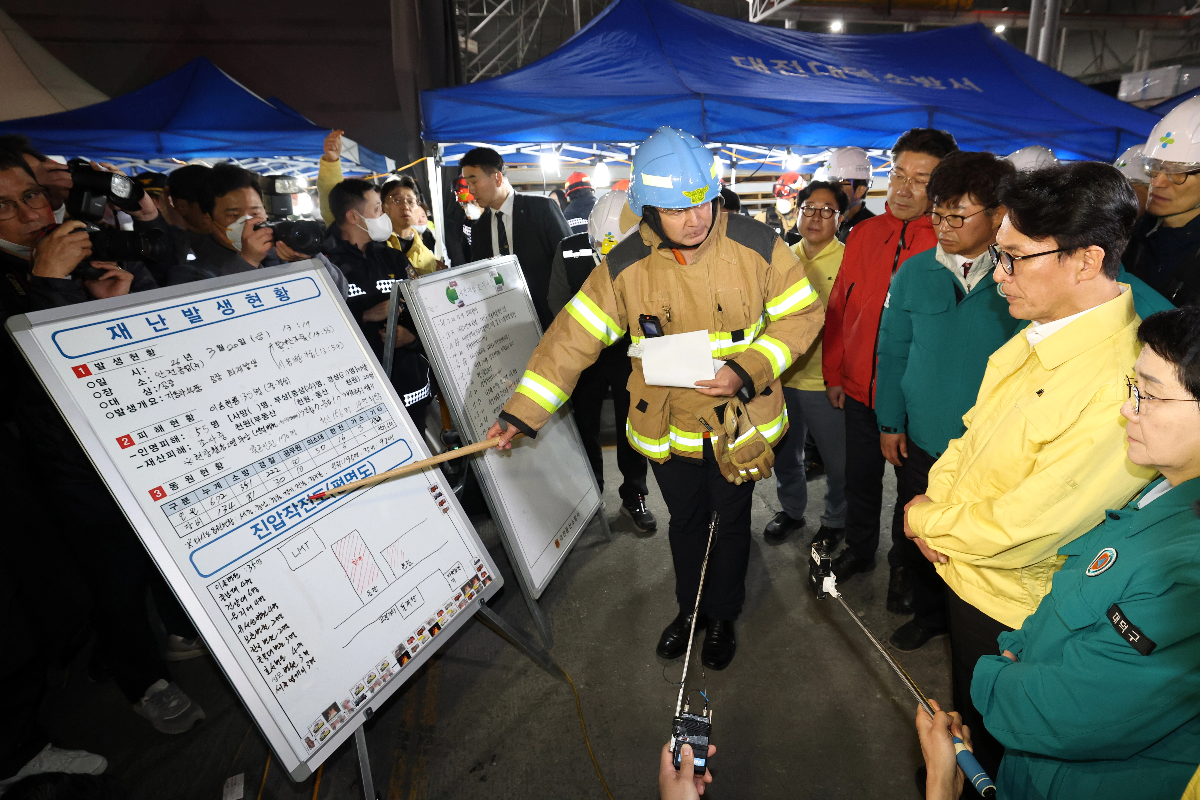 대전 공장 화재 보고받는 김민석 총리  김민석 국무총리가 20일 화재가 발생한 대전 대덕구의 한 자동차 부품 제조 공장을 찾아 남득우 대덕소방서장으로부터 화재 현황에 대해 보고를 받고 있다. 공동취재