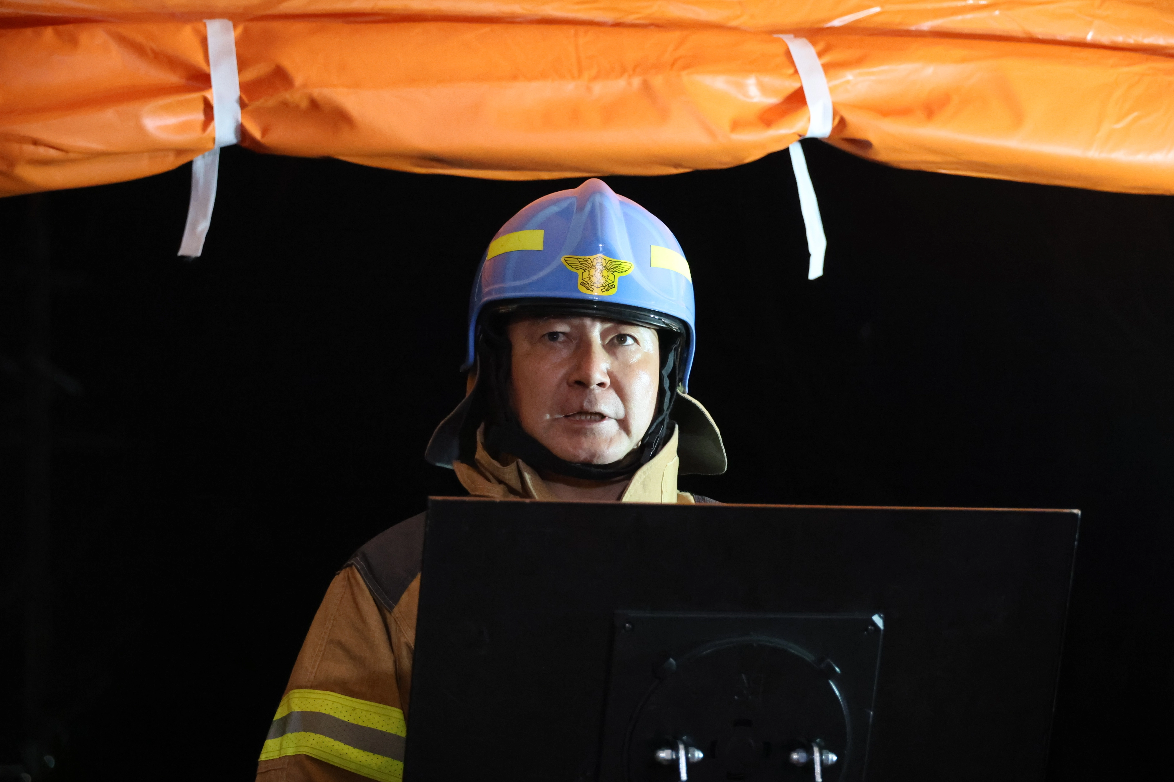 대전 안전공업 화재 브리핑  20일 오후 불이 난 대전 대덕구 자동차부품 제조 공장인 안전공업 앞에서 남득우 대전대덕소방서장이 21일 0시 5차 소방 브리핑을 진행하고 있다. 2026.3.21 연합뉴스