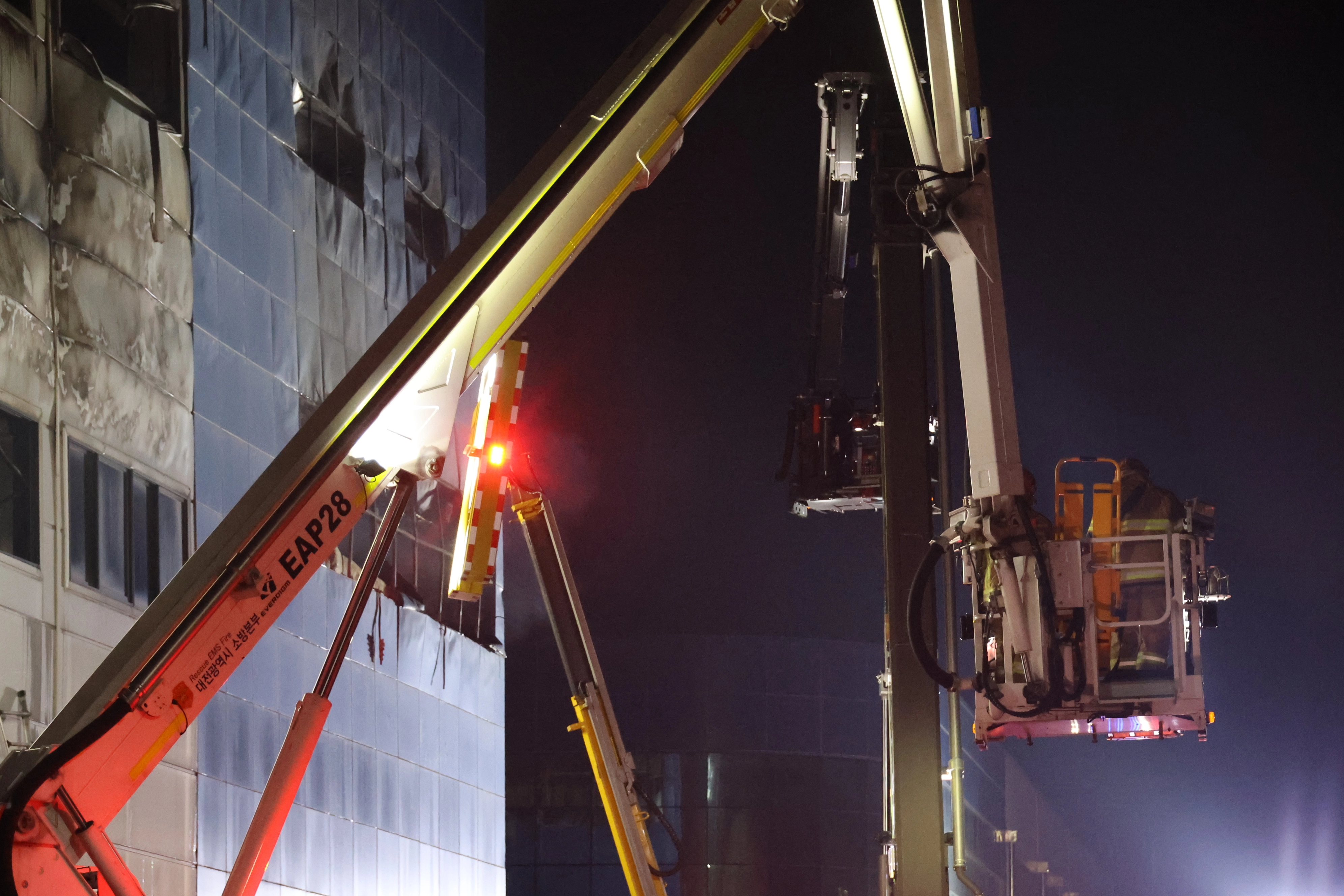 건물 내부서 인명 수색  소방 당국이 지난 20일 오후 불이 난 대전 대덕구 자동차부품 제조 공장인 안전공업 내부로 진입하고 있다. 연합뉴스