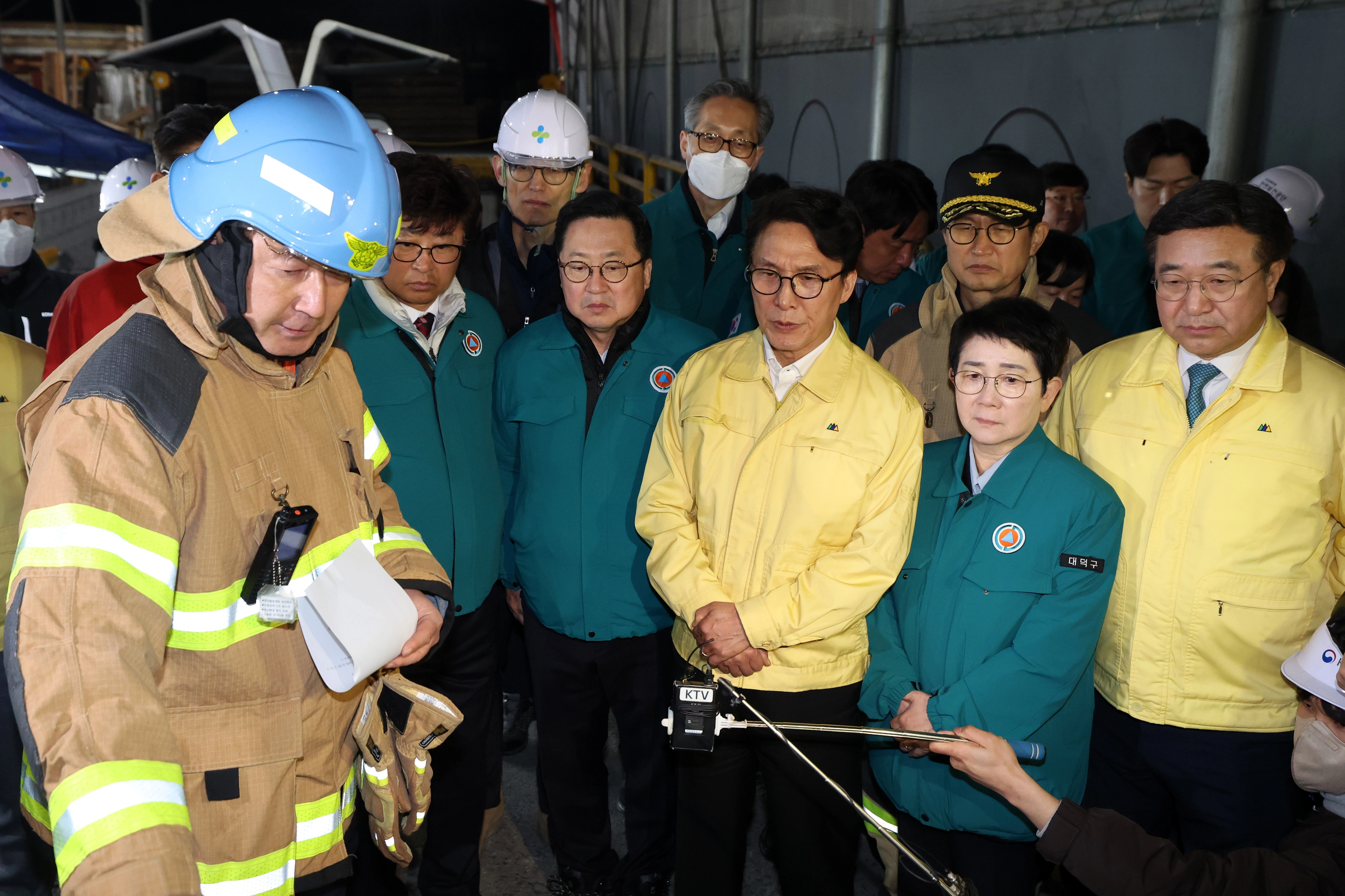 대전 공장 화재 보고받는 김민석 총리  김민석 국무총리가 20일 화재가 발생한 대전 대덕구의 한 자동차 부품 제조 공장을 찾아 남득우 대덕소방서장으로부터 화재 현황에 대해 보고를 받고 있다. 공동취재