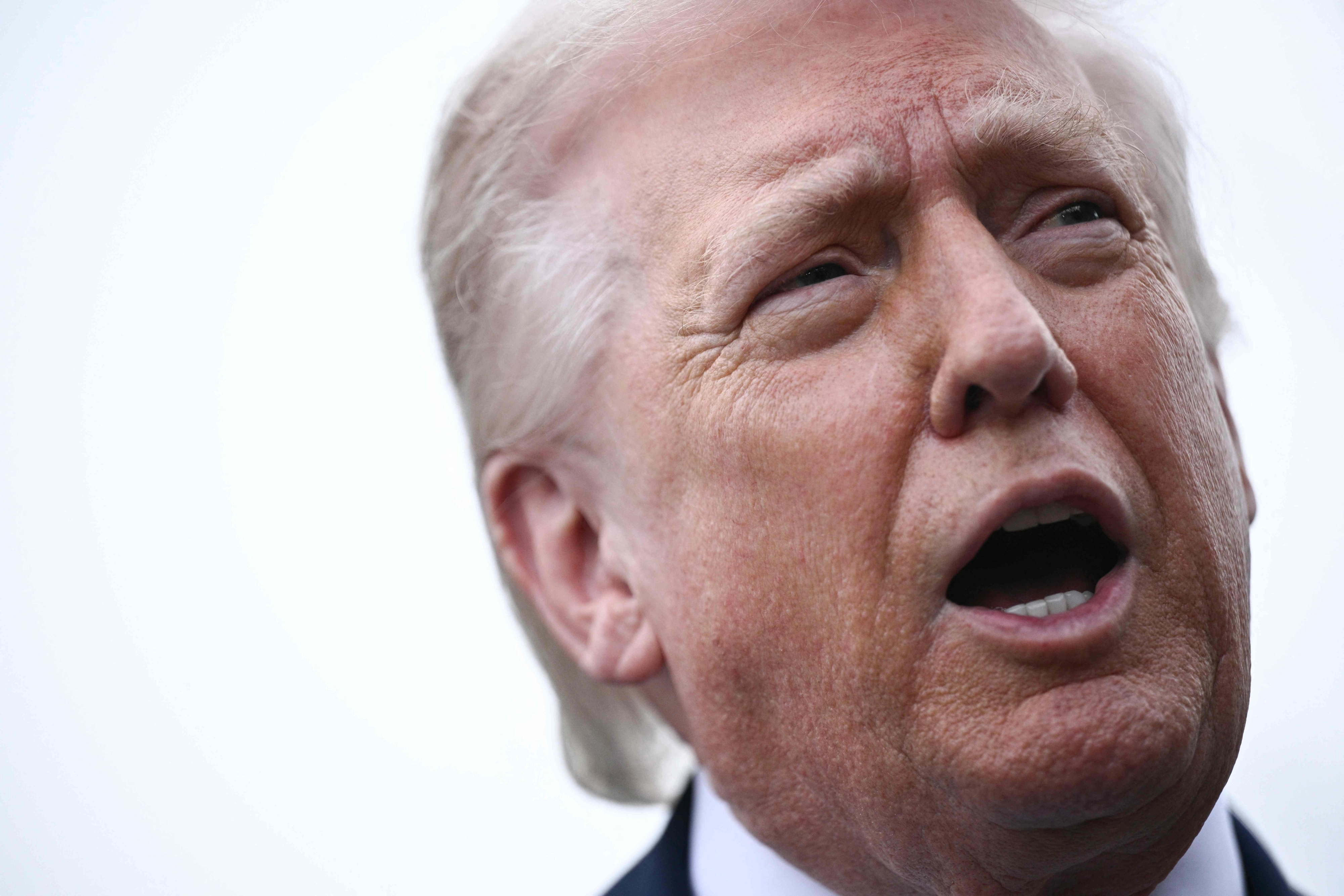 도널드 트럼프 미국 대통령이 20일(현지시간) 플로리다주 팜비치에 있는 마러라고 리조트에서 주말을 보내기 위해 대통령 전용헬기 ‘마린원’에 오르기 전 백악관에서 기자들과 만나고 있다. 2026.3.20 워싱턴 AFP 연합뉴스