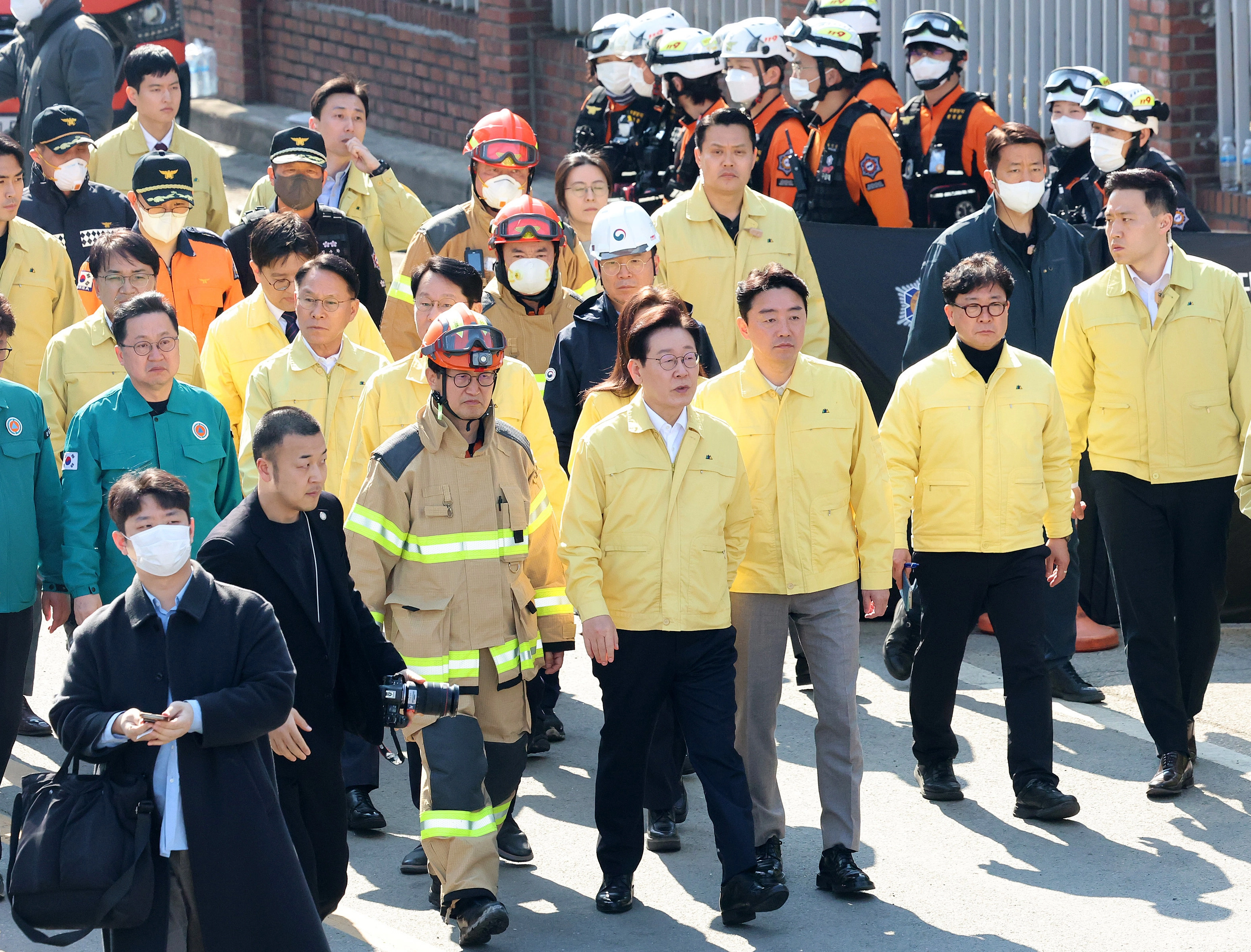 이재명 대통령, 대전 자동차부품공장 화재 현장 점검  이재명 대통령이 21일 대전 대덕구 안전공업 건물의 대형 화재 현장을 찾아 피해 상황을 점검하고 있다. 2026.3.21  [공동취재]