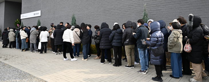 경기 시흥시 광석동 528-1에 마련된 ‘호반써밋 시흥거모 B1블록’ 견본주택 입장을 기다리는 방문객들. 홍윤기 기자