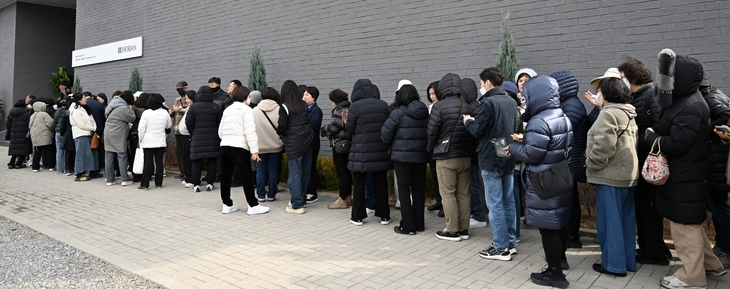 경기 시흥시 광석동 528-1에 마련된 ‘호반써밋 시흥거모 B1블록’ 견본주택 입장을 기다리는 방문객들. 홍윤기 기자