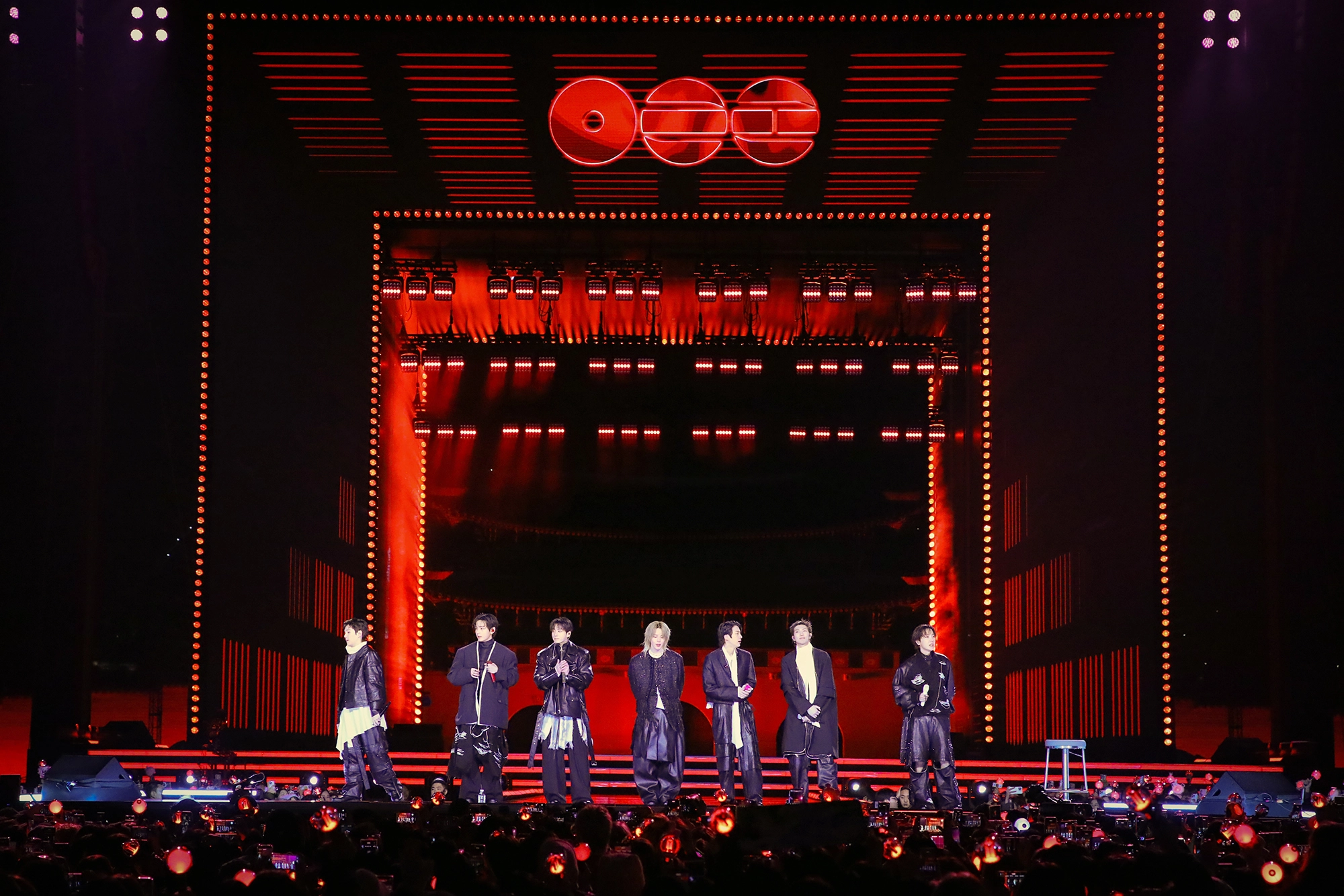 21일 서울 광화문광장에서 컴백 무대를 가진 BTS가 무대에서 인사하고 있다. 빅히트뮤직/넷플릭스 제공