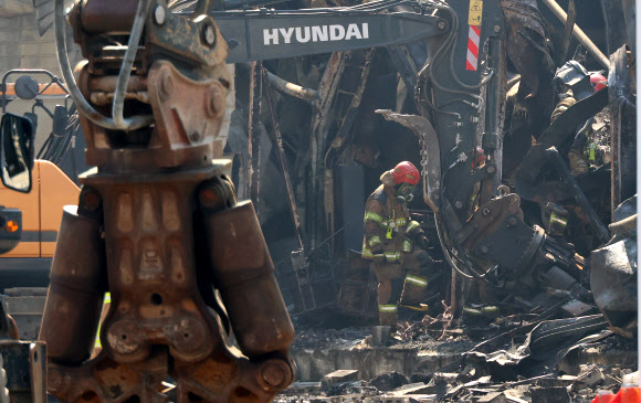 소방 관계자들이 21일 오전 대형 화재가 발생한 대전 대덕구 안전공업으로 진입하고 있다. 2026.3.21 연합뉴스