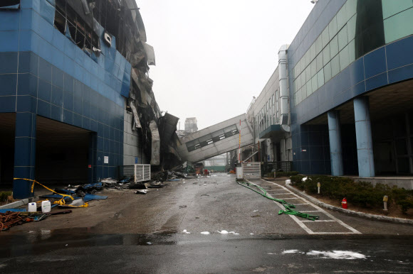 21일 오전 대형 화재가 발생한 대전 대덕구 안전공업의 외관 모습. 2026.3.21 연합뉴스