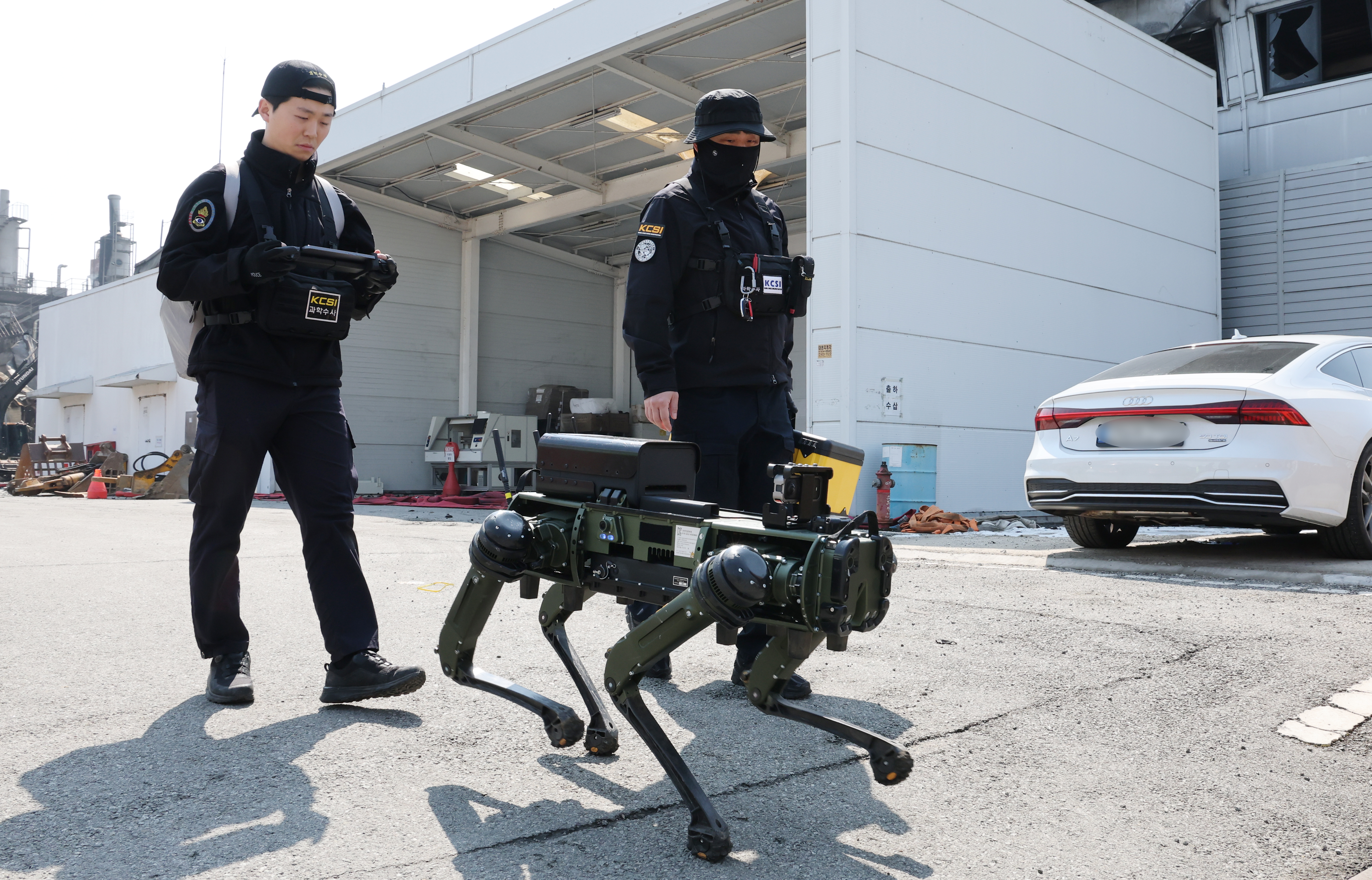 21일 대형 화재로 인명피해가 발생한 대전 대덕구 자동차 부품 제조 공장에서 로봇개를 투입해 실종자를 수색하고 있다. 2026.3.21. 뉴스1
