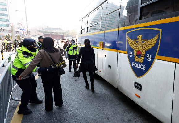그룹 방탄소년단(BTS)이 정규 5집 ‘아리랑’(ARIRANG) 발매를 기념해 무료 공연 ‘BTS 컴백 라이브: 아리랑’(BTS THE COMEBACK LIVE·ARIRANG)을 여는 21일 서울 광화문 광장 인근 결혼식장을 방문한 하객들이 버스에서 내려 검문검색을 받고 있다. 2026.3.21 연합뉴스