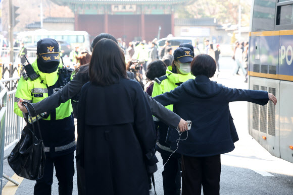 그룹 방탄소년단(BTS)이 정규 5집 ‘아리랑’(ARIRANG) 발매를 기념해 무료 공연 ‘BTS 컴백 라이브: 아리랑’(BTS THE COMEBACK LIVE·ARIRANG)을 여는 21일 서울 광화문 광장 인근 결혼식장을 방문한 하객들이 버스에서 내려 검문검색을 받고 있다. 2026.3.21 연합뉴스