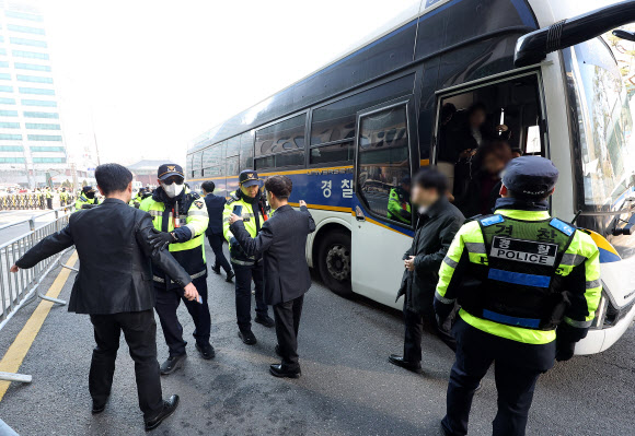 그룹 방탄소년단(BTS)이 정규 5집 ‘아리랑’(ARIRANG) 발매를 기념해 무료 공연 ‘BTS 컴백 라이브: 아리랑’(BTS THE COMEBACK LIVE·ARIRANG)을 여는 21일 서울 광화문 광장 인근 결혼식장을 방문한 하객들이 버스에서 내려 검문검색을 받고 있다. 2026.3.21 연합뉴스