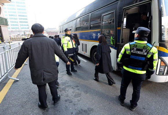 그룹 방탄소년단(BTS)이 정규 5집 ‘아리랑’(ARIRANG) 발매를 기념해 무료 공연 ‘BTS 컴백 라이브: 아리랑’(BTS THE COMEBACK LIVE·ARIRANG)을 여는 21일 서울 광화문 광장 인근 결혼식장을 방문한 하객들이 버스에서 내려 검문검색을 받고 있다. 2026.3.21 연합뉴스