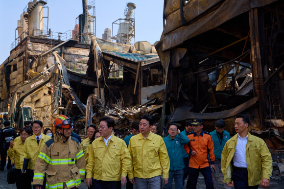 이재명 대통령이 21일 대전 대덕구 공장 화재 현장을 찾아 피해 상황을 살펴보고 있다. 2026.3.21. 청와대 제공