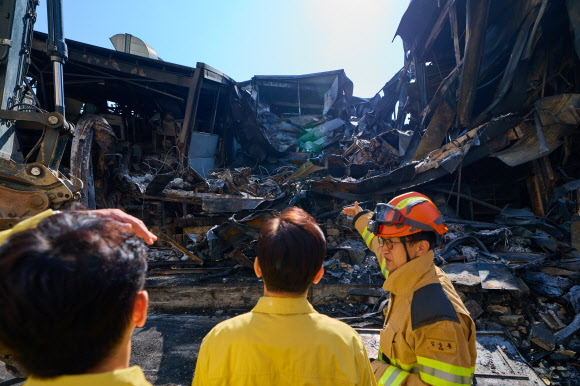 이재명 대통령이 21일 대전 대덕구 공장 화재 현장을 찾아 피해 상황을 살펴보고 있다. 2026.3.21. 청와대 제공
