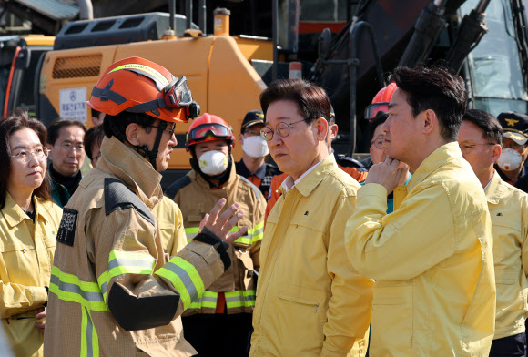 이재명 대통령이 21일 대전 대덕구 안전공업 건물의 대형 화재 현장을 찾아 상황보고를 받고 있다.  2026.3.21  [공동취재] 연합뉴스