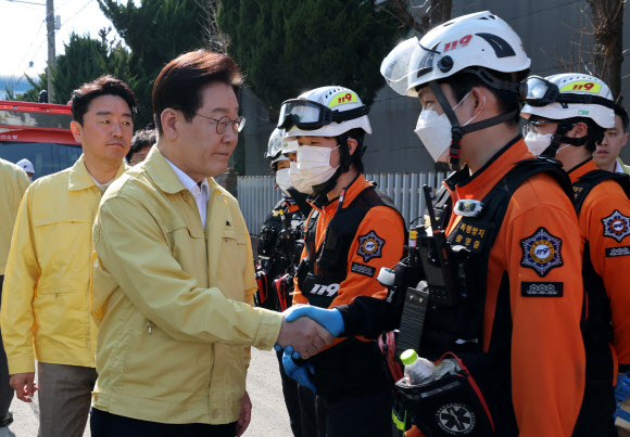 이재명 대통령이 21일 대전 대덕구 안전공업 건물의 대형 화재 현장을 찾아 구급대원들을 격려하고 있다.  2026.3.21  [공동취재] 연합뉴스