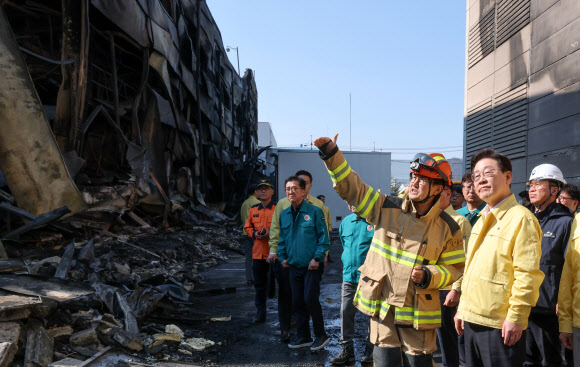 이재명 대통령이 21일 대전 대덕구 안전공업 건물의 대형 화재 현장을 찾아 피해 상황을 살펴보고 있다.  2026.3.21  [공동취재] 연합뉴스