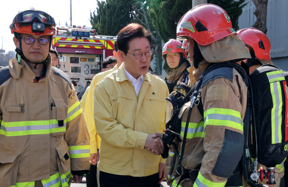 이재명 대통령이 21일 대전 대덕구 안전공업 건물의 대형 화재 현장을 찾아 소방관을 격려하고 있다.  2026.3.21  [공동취재] 연합뉴스