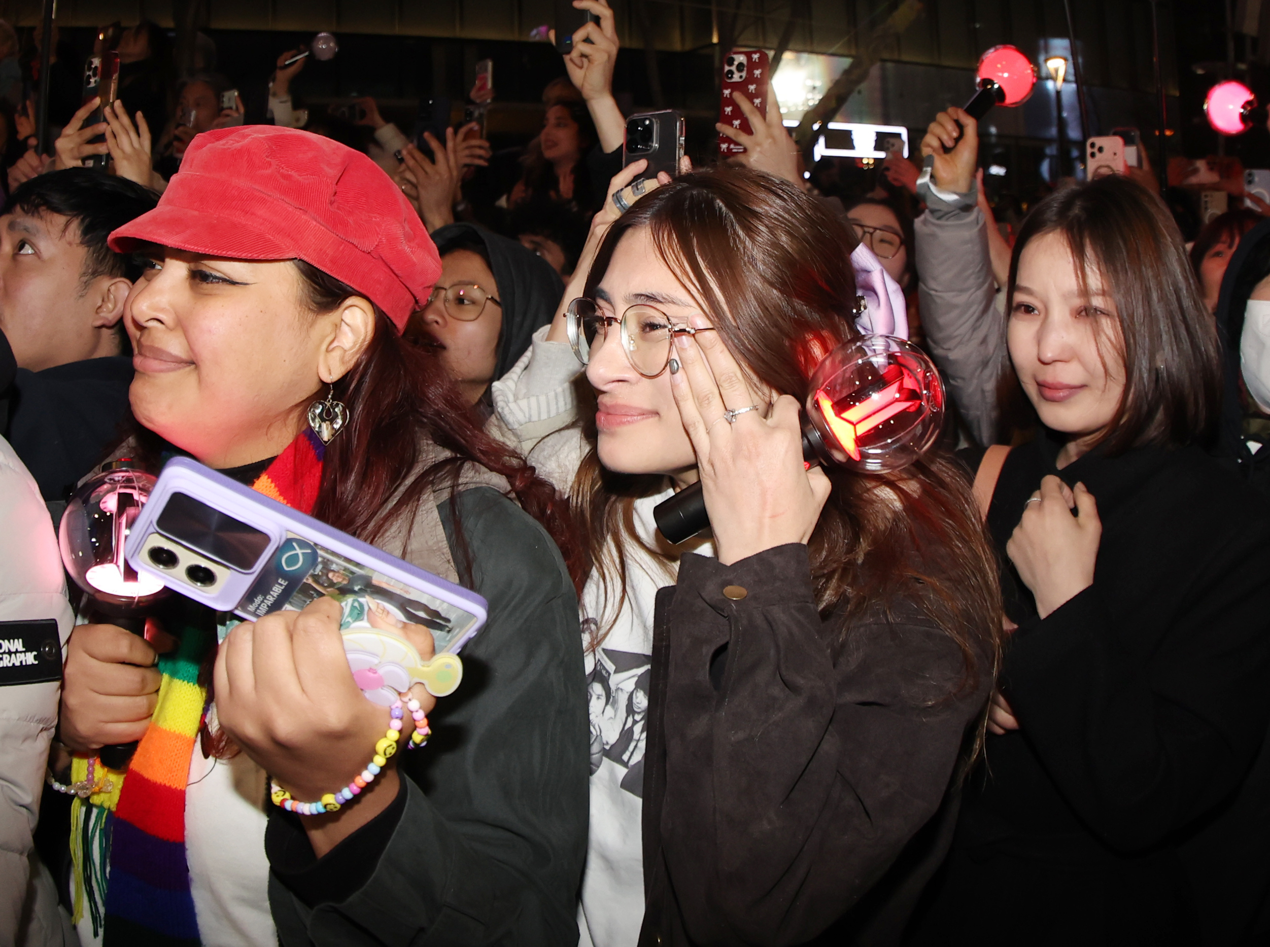 아미(BTS 팬덤)가 21일 서울 광화문광장 일대에서 방탄소년단(BTS) 컴백 기념 공연인 ‘BTS 컴백 라이브: 아리랑’ 공연을 관람 중 눈물을 닦고 있다. 2026.3.21. 뉴스1