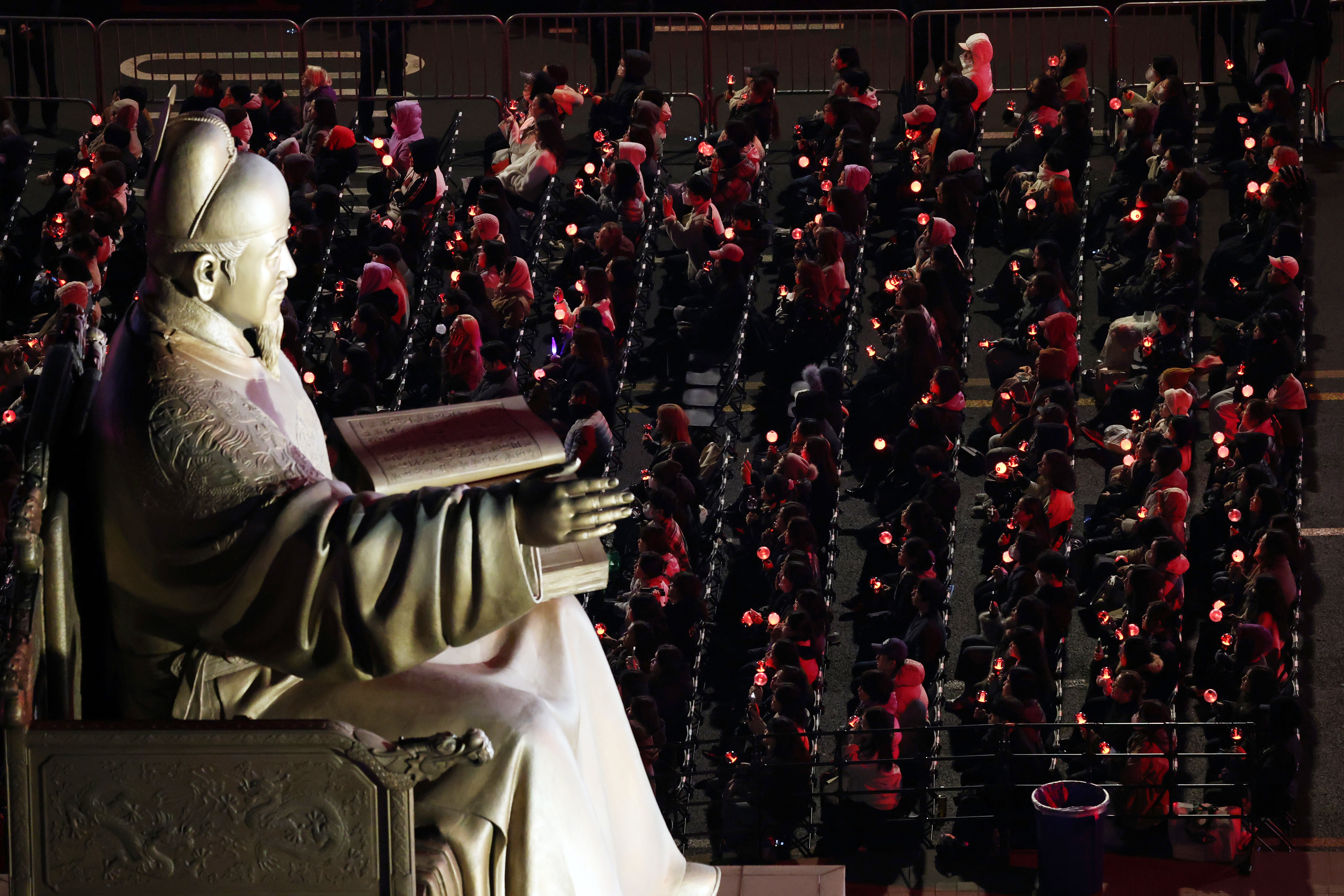 아미(BTS 팬덤)와 시민들이 21일 서울 광화문광장 일대에서 방탄소년단(BTS) 컴백 기념 공연인 ‘BTS 컴백 라이브: 아리랑’ 공연을 관람하고 있다.  2026.3.21. 뉴스1