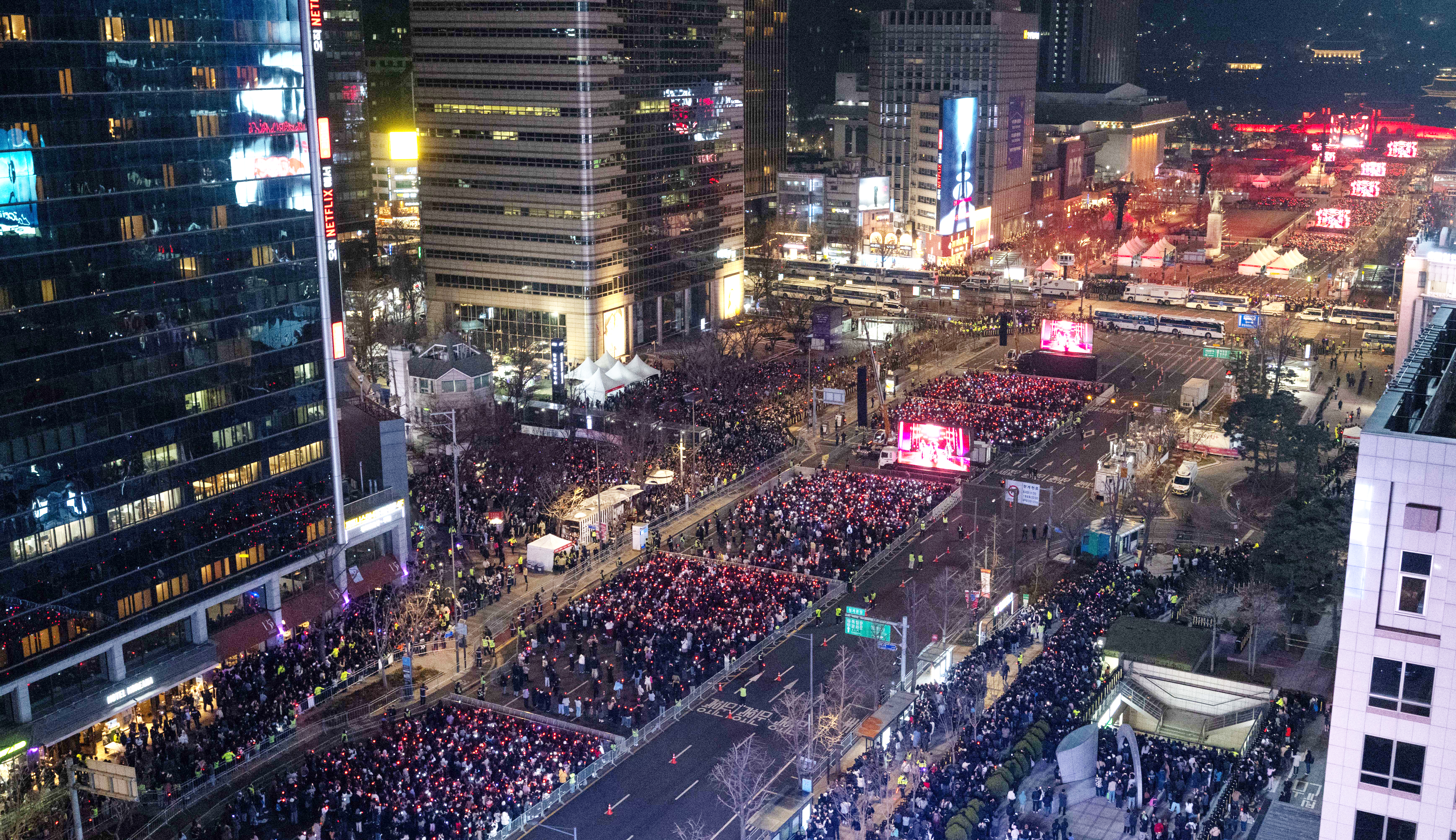 3년 9개월 만에 완전체로 복귀하는 방탄소년단(BTS)의 ‘BTS 컴백 라이브: ARIRANG’ 공연이 21일 서울 광화문광장 일대에서 펼쳐지고 있다.   2026.3.21. 뉴스1