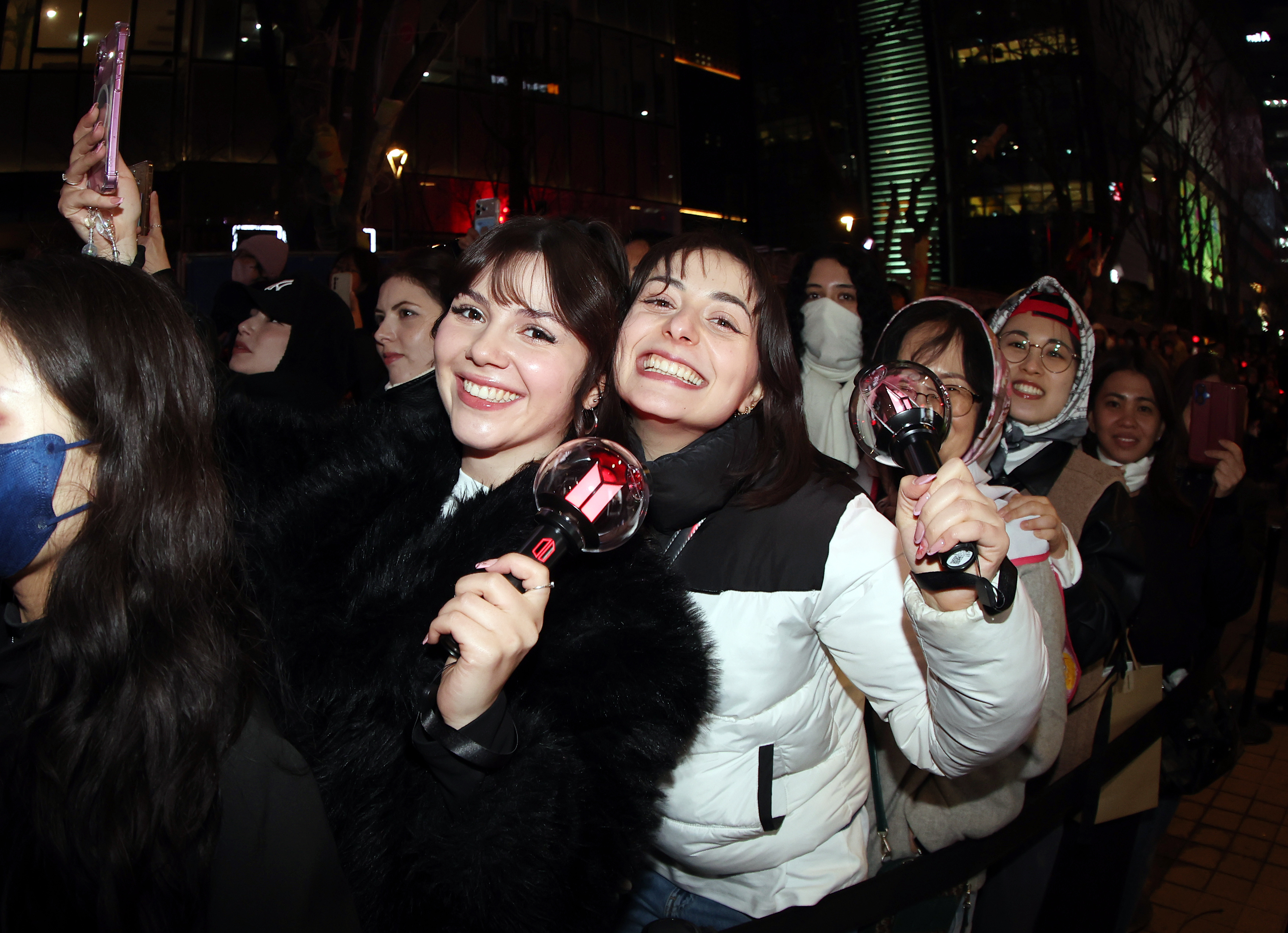 아미(BTS 팬덤)와 시민들이 21일 서울 광화문광장 일대에서 방탄소년단(BTS) 컴백 기념 공연인 ‘BTS 컴백 라이브: 아리랑’ 공연을 관람하고 있다. 2026.3.21. 뉴스1